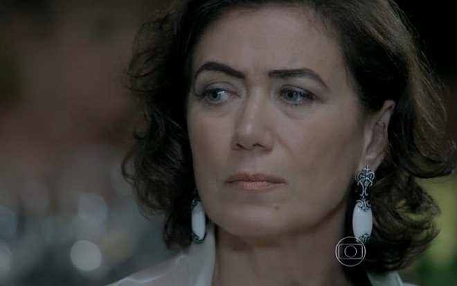 Lilia Cabral grava com brinco luxuoso e expressão de desconfiança como Maria Marta de Império