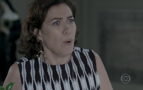 Lilia Cabral grava com vestido listrado e expressão de surpresa como Maria Marta de Império, reprise da Globo
