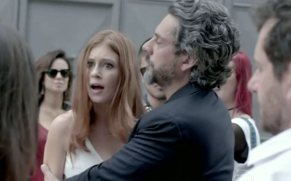 Mariana Ruy Barbosa e Alexandre Nero em cena de Império: ruiva é segurada por parceiro de cena