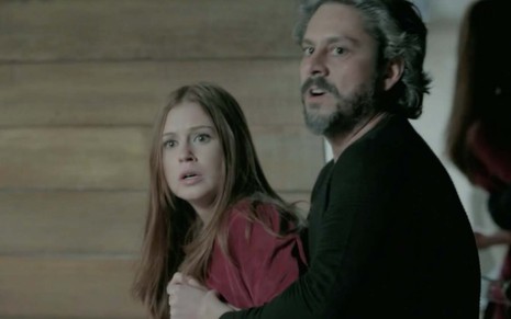 A atriz Marina Ruy Barbosa como Maria Isis é segurada por Alexandre Nero, o José Alfredo, contra o corpo em cena de Império