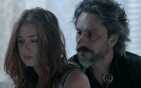 Maria Isis (Marina Ruy Barbosa) com olhar triste de costas para José Alfredo (Alexandre Nero) em cena de Império