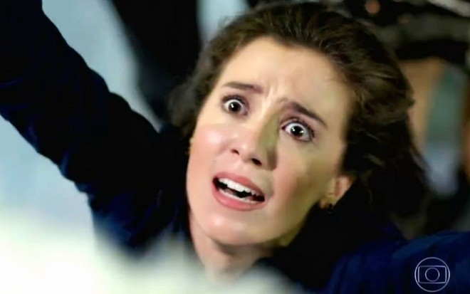 Cora (Marjorie Estiano) tenta subir em carro alegórico de escola de samba em cena de Império