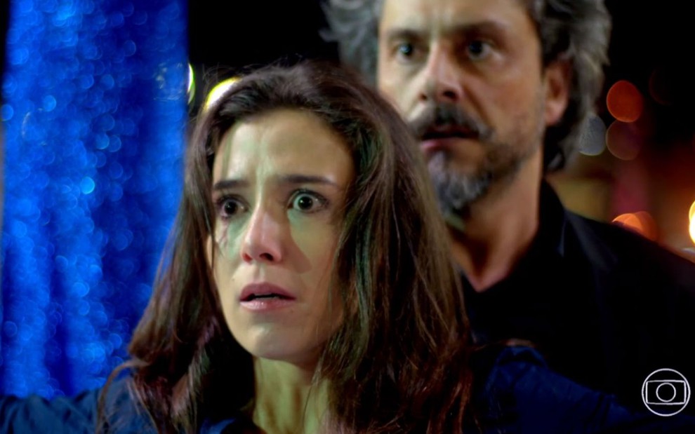 Em cena de Império, da Globo, Cora (Marjorie Estiano) está com os olhos arregalados na frente de José Alfredo (Alexandre Nero)