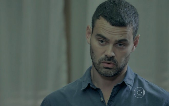 Carmo Dalla Vecchia grava com camisa jeans e expressão séria como Maurílio, vilão de Império, da Globo