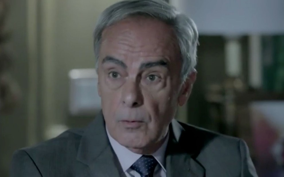 Roberto Pirillo em cena de Império: ator está caracterizado como Merival e olha com surpresa para alguém fora do quadro