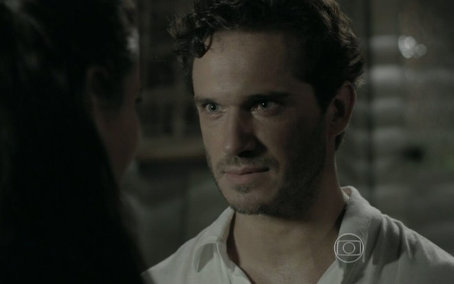 Paulo Rocha grava com cabelo cacheado, camisa branca e expressão séria como Orville de Império