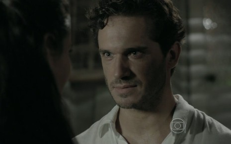 Paulo Rocha grava com cabelo cacheado, camisa branca e expressão séria como Orville de Império