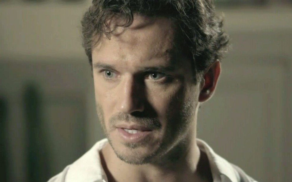 Paulo Rocha em cena de Império: ator está caracterizado como Orville, com camisa branca e olha com surpresa para alguém fora do quadro