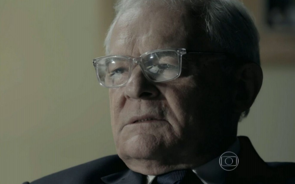 Othon Bastos grava cena com expressão séria, como Silviano em Império, da Globo