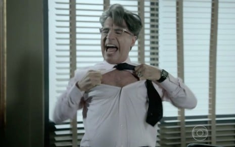 O personagem Téo Pereira (Paulo Betti) surta e começa a rasgar as próprias roupas na novela da Globo Império