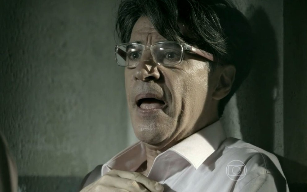 Téo Pereira (Paulo Betti) com a boca aberta em cena de Império