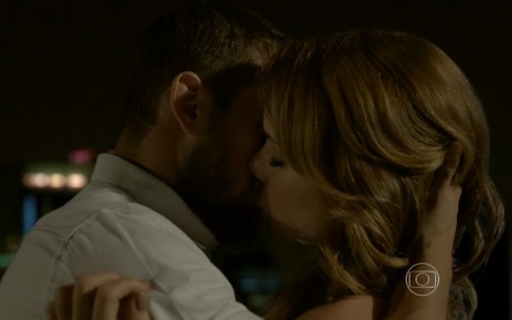 Rafael Cardoso grava aos beijos com Leandra Leal em cena noturna como Vicente e Cristina de Império
