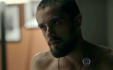 O ator Rafael Cardoso, sem camisa, faz uma expressão de quem está sem jeito na novela Império como o personagem Vicente
