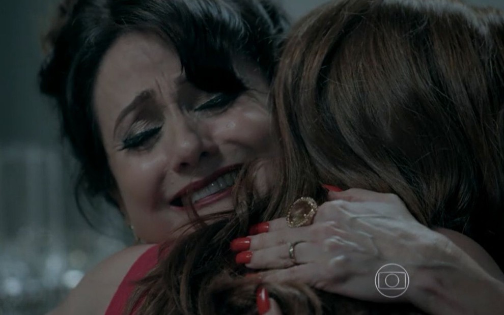 Magnólia (Zezé Polessa) abraça Maria Isis (Marina Ruy Barbosa) em cena de Império