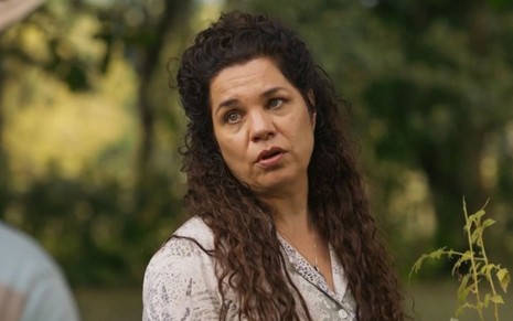 Bruaca (Isabel Teixeira) está em meio ao verde em cena de Pantanal, novela das nove da Globo