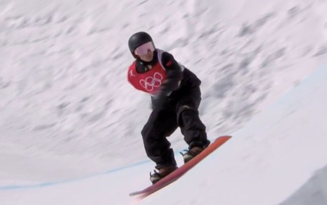 O chinês Yiming Su, atleta de snowboard, faz manobra na neve nos Jogos Olímpicos de Inverno, na China