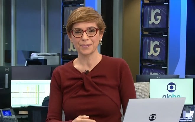 Renata Lo Prete sorri na banda do Jornal da Globo de 31 de julho de 2023