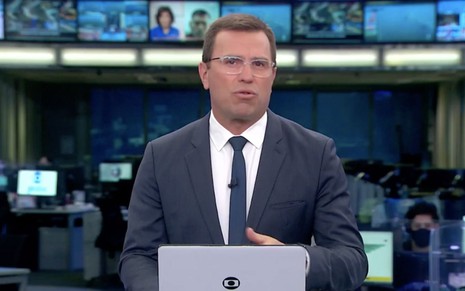 O apresentador e jornalista Rodrigo Bocardi na bancada do Jornal da Globo na madrugada de segunda (2) para terça (4) na Globo