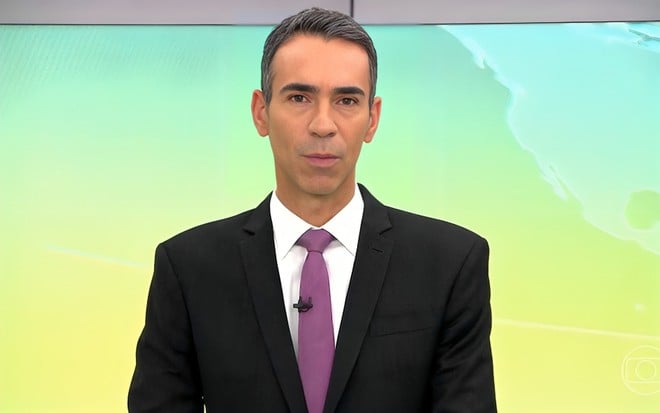 César Tralli tem expressão séria no cenário do Jornal Hoje