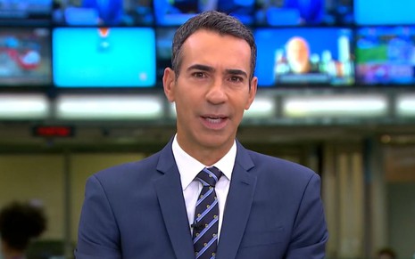 O apresentador Cesar Tralli olha sério no Jornal Hoje exibido na terça-feira (8) na Globo