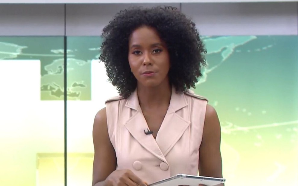 A apresentadora Maju Coutinho no telejornal Jornal Hoje, da Globo, na tarde de quarta-feira (7)