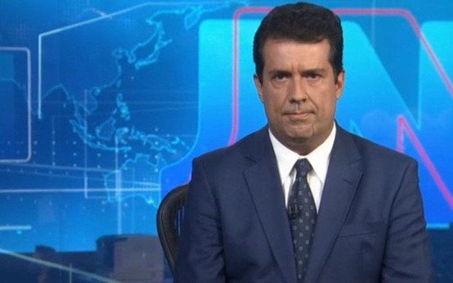 O jornalista André Trigueiro na bancada do Jornal Nacional
