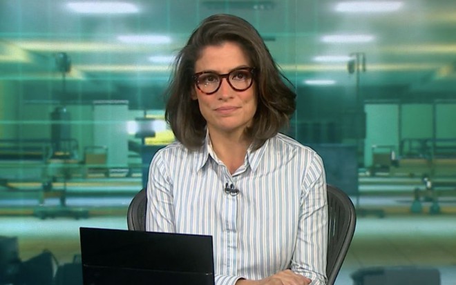 Foto de Renata Vasconcellos na bancada do Jornal Nacional