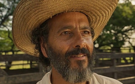 Ator Marcos Palmeira olha para frente e sorri em cena de Pantanal, novela das nove da Globo