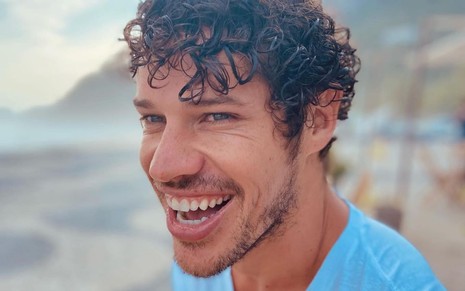 José Loreto dá sorriso largo em praia no Rio de Janeiro