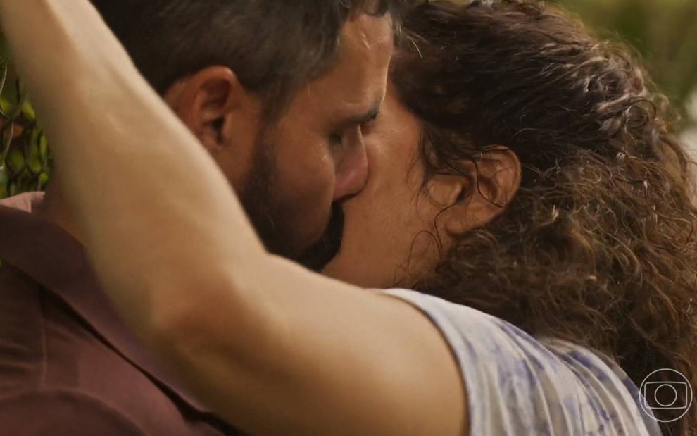 Juliano Cazarré beija Isabel Teixeira em cena de Pantanal