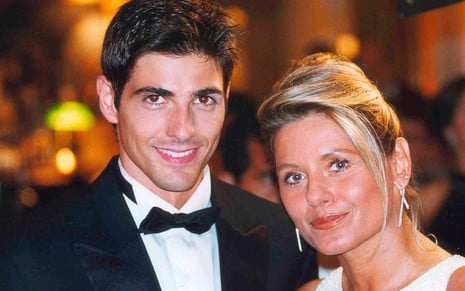 Reynaldo Gianecchini e Vera Fischer de roupa de gala em cena de Laços de Família (2000)