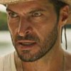 O ator Leandro Lima está com cara de bravo em gravação de cena da novela Pantanal, da Globo