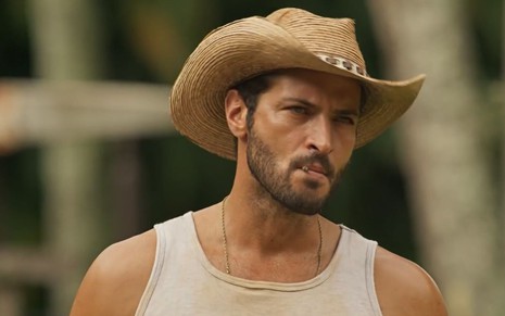 Leandro Lima está caracterizado como Levi em cena da novela Pantanal