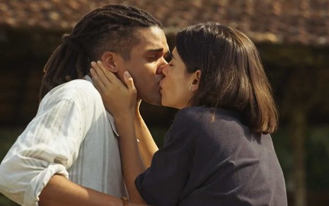 Lucas Leto e Juloa Dalavia se beijam em cena de Pantanal