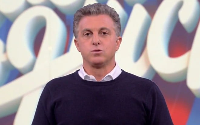 O apresentador Luciano Huck no palco do Caldeirão do Huck exibido no sábado (22)