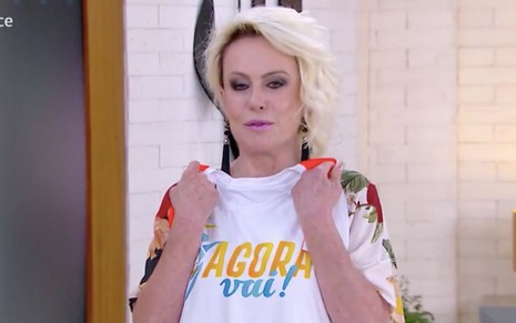 A apresentadora Ana Maria Braga segura camiseta com o nome do quadro Agora Vai!, do programa Mais Você, na Globo