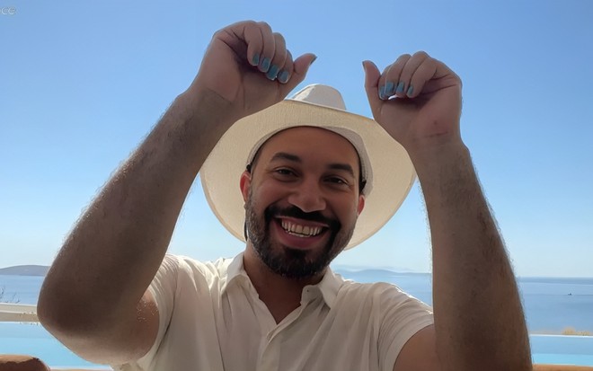 Gil do Vigor dança com os braços pra cima na Grécia