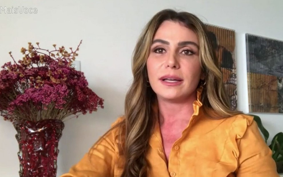 Giovanna Antonelli está na sala da sua casa durante entrevista virtual para o Mais Você
