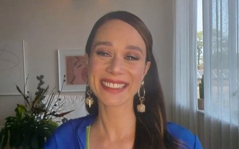 Mariana Ximenes no Mais Você desta terça (10); atriz está em videochamada, usa blusa azul e brincos de argola dourados