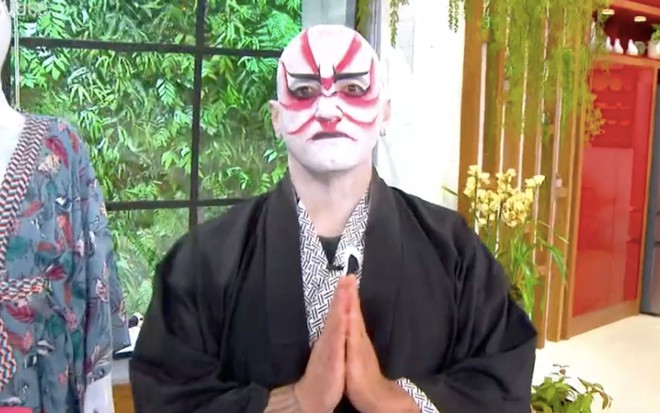 Um funcionário identificado apenas como William fantasiado de samurai no programa Mais Você, da Globo, nesta quinta-feira (17)