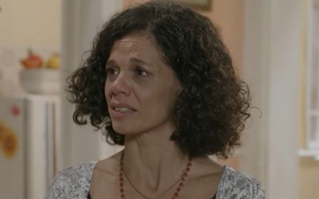 Ana Paula Bouzas grava cena com expressão de choro, como Quitéria em Malhação Sonhos
