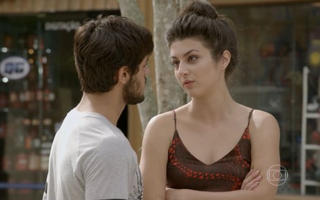 Anaju Dorigon grava cena com expressão séria para Felipe Simas, que aparece de costas na imagem, como Jade e Cobra em Malhação Sonhos, da Globo