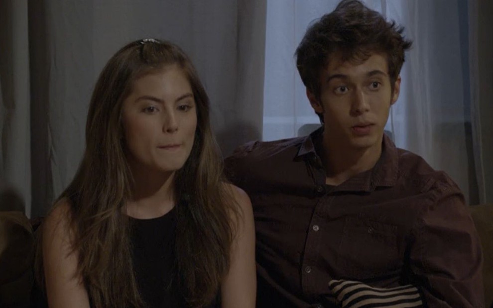 Bruna Hamú e Guilherme Hamacek gravam cena próximos, com expressão desconfortável em Malhação Sonhos, como Bianca e João