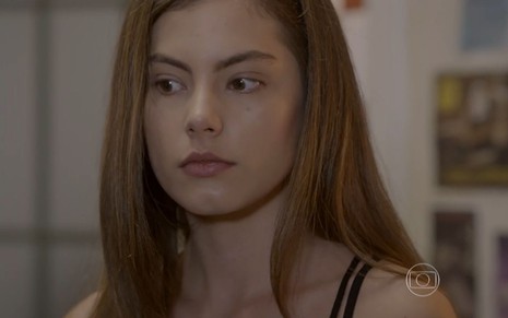 Bruna Hamú grava cena com expressão desconfiada, como Bianca em Malhação Sonhos