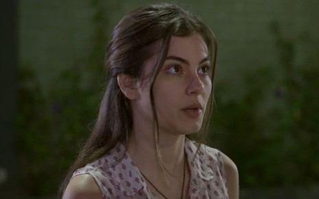 Bruna Hamú grava cena com expressão tensa, como Bianca em Malhação Sonhos