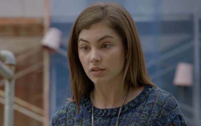 Bruna Hamú grava cena com expressão tensa, como Bianca de Malhação Sonhos