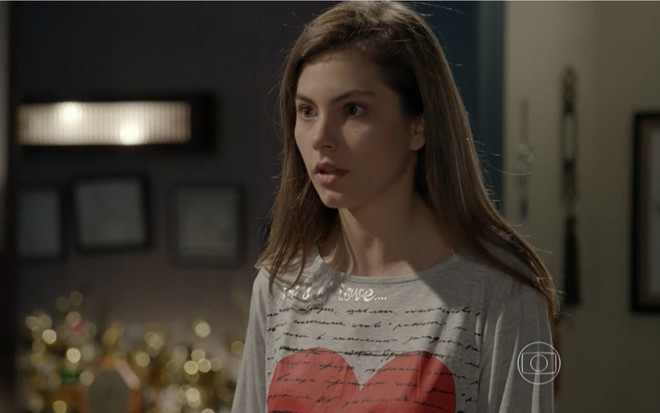 Bruna Hamú grava cena com expressão tensa, como Bianca em Malhação Sonhos