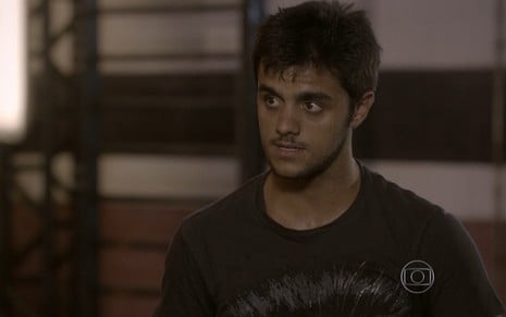 Felipe Simas grava com camiseta preta e suado em conversa com Marcelo Faria, que não aparece na foto, como Cobra e Lobão de Malhação Sonhos