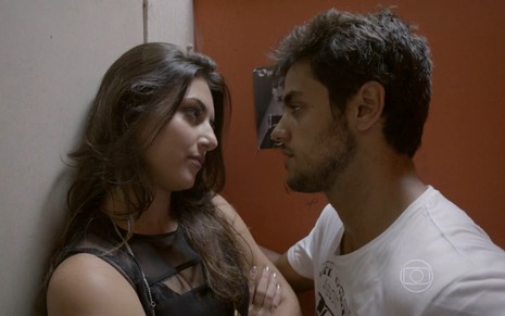 Anaju Dorigon e Felipe Simas gravam com rosto perto e expressões sérias como Jade e Cobra de Malhação Sonhos