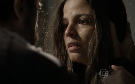 Emanuelle Araújo grava com expressão de susto e lágrimas nos olhos como Dandara de Malhação Sonhos